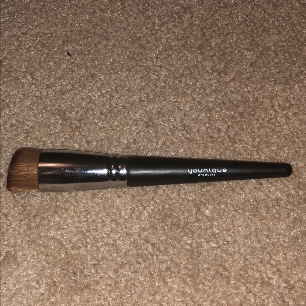 Younique liquid foundation brush